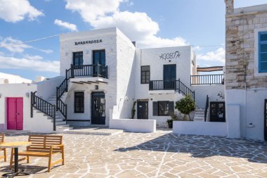 Naoussa, Paros Adası, Yunanistan - 27 Eylül 2020: Paros adasındaki küçük liman kasabası beyaz villaların manzarası.
