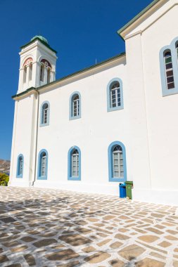 Naoussa, Paros Adası, Yunanistan - 27 Eylül 2020: Naoussa kasabasının Katedrali manzarası. Kimisis Theotokou.