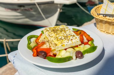 Masada domatesli, biberli, salatalıklı, kırmızı soğanlı, zeytinli, beyaz peynirli sağlıklı Yunan salatası. Sağlıklı yemekler, vejetaryen diyeti. Naoussa 'daki Taverna, Paros Adası, Yunanistan.