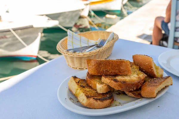 Pâine Grâu Grâu Ierburi Ulei Măsline Farfurie Albă Aperitiv Grecesc — Fotografie, imagine de stoc