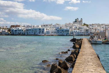 Naoussa, Paros Adası, Yunanistan - 27 Eylül 2020: Venedik Kastro 'sunun ya da Naoussa' daki eski şehir şatosunun manzarası.