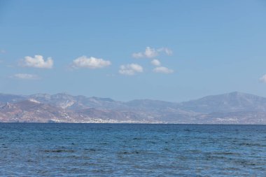 Paros adasının kıyısında. Ege Denizi manzarası. Cyclades Takımadaları, Yunanistan.