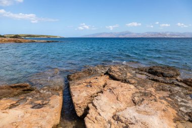 Paros adasının kıyısında. Ege Denizi manzarası. Cyclades Takımadaları, Yunanistan.