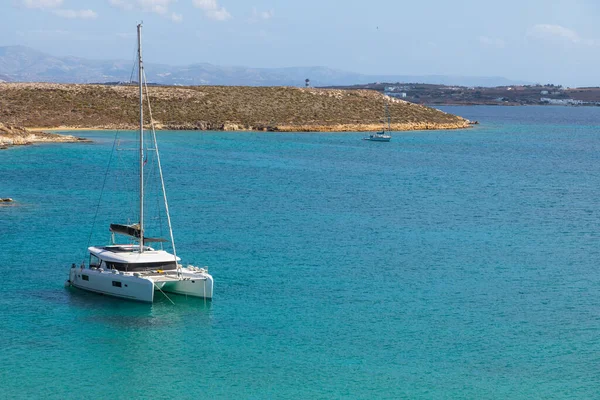 Plage Monastiri Île Paros Grèce Septembre 2020 Catamaran Amarré Dans — Photo