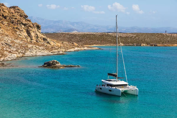 Monastiri Beach Isola Paros Grecia Settembre 2020 Catamarano Ormeggiato Nella — Foto Stock