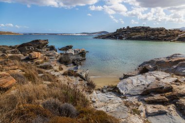 Monasteri Sahili 'ndeki kayalık kıyı manzarası. Paros adasındaki en popüler plajlardan biri. Yunanistan.