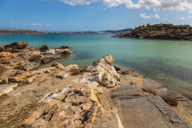 Monasteri Sahili 'ndeki kayalık kıyı manzarası. Paros adasındaki en popüler plajlardan biri. Yunanistan.