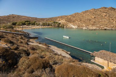 Monasteri Sahili, Paralia, Paros Adası, Yunanistan - 27 Eylül 2020: Paros 'un en popüler plajlarından biri. İnsanlar saman şemsiyeler altında güneşleniyorlar..