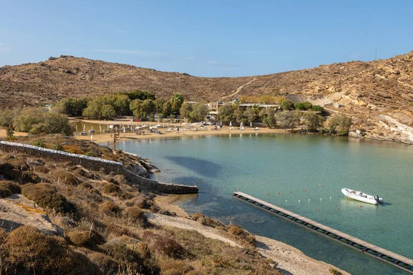 Monasteri Sahili, Paralia, Paros Adası, Yunanistan - 27 Eylül 2020: Paros 'un en popüler plajlarından biri. İnsanlar saman şemsiyeler altında güneşleniyorlar..