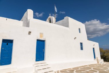 Paros Adası 'ndaki Saint John Manastırı, Monasteri Sahili yakınlarındaki tepe. Yunanistan.