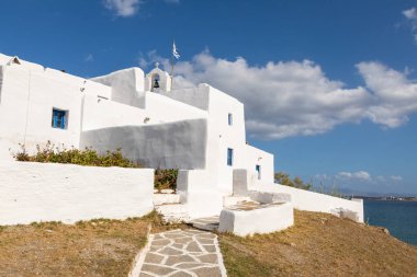 Paros Adası 'ndaki Saint John Manastırı, Monasteri Sahili yakınlarındaki tepe. Yunanistan.