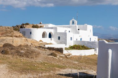 Paros Adası 'ndaki Saint John Manastırı, Monasteri Sahili yakınlarındaki tepe. Yunanistan.