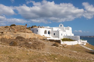 Paros Adası, Yunanistan - 27 Eylül 2020: Paros Adası 'ndaki Aziz John Manastırı, Monasteri Sahili yakınlarındaki tepe.