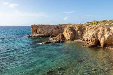 Paros adasının Rocky Sahili. Arka planda beyaz, geleneksel bir bina. Yunanistan.