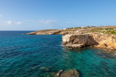 Paros adasının Rocky Sahili. Arka planda beyaz, geleneksel bir bina. Yunanistan.