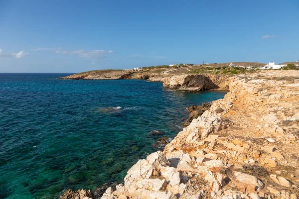 Costa Rochosa Ilha Paros Edifício Branco Tradicional Fundo Grécia — Fotografia de Stock