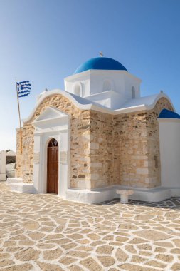 Paros Adası, Yunanistan - 27 Eylül 2020: Geleneksel Ortodoks Yunan Kilisesi Agios Fokas manzarası. Ege kıyıları.