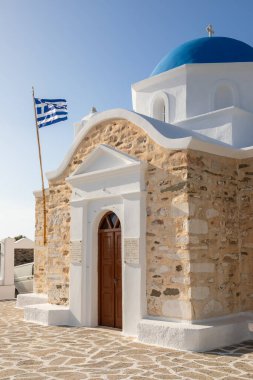 Paros Adası, Yunanistan - 27 Eylül 2020: Geleneksel Ortodoks Yunan Kilisesi Agios Fokas manzarası. Ege kıyıları.