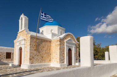Paros Adası, Yunanistan - 27 Eylül 2020: Geleneksel Ortodoks Yunan Kilisesi Agios Fokas manzarası. Ege kıyıları.