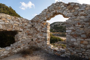 Antik Paros mermer ocaklarındaki Bizans harabeleri, dünyanın en saf mermerlerinden bazıları olan Yunanistan.