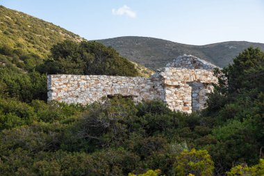 Antik Paros mermer ocaklarındaki Bizans harabeleri, dünyanın en saf mermerlerinden bazıları olan Yunanistan.