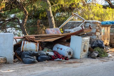 Lefkes, Paros Adası, Yunanistan - 27 Eylül 2020: Cadde boyunca çöplük. Doğanın kirliliği.