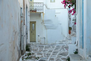 Eski kasabanın dar sokağında. Geleneksel, geniş mimari ve beyaz eklemli taş bir yol. Lefkes, Paros Adası, Yunanistan.