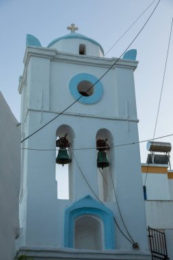 Ortodoks Yunan kilisesinin çan kulesi manzarası. Geleneksel beyaz mimari. Lefkes, Paros Adası, Yunanistan.