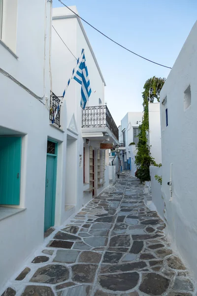 ギリシャのパロス島のレフクス 2020年9月27日 旧市街の狭い通り 伝統的な 白関節建築と石のパス — ストック写真