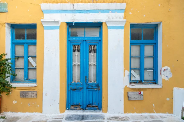 Vista Villa Amarilla Con Puerta Azul Típica Arquitectura Griega Lefkes —  Fotos de Stock