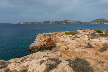 Rocky, Ege kıyıları Paros Adası 'nın batı tarafında. Tepeler var. Yunanistan.