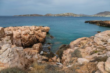 Rocky, Ege kıyıları Paros Adası 'nın batı tarafında. Tepeler var. Yunanistan.