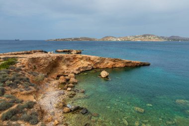 Rocky, Ege kıyıları Paros Adası 'nın batı tarafında. Tepeler var. Yunanistan.