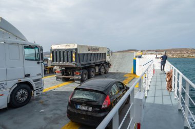 Antiparos, Yunanistan - 28 Eylül 2020: Antiparos adasına giden feribot. Gemide insanlar ve arabalar var.