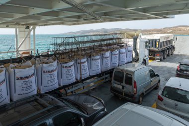 Antiparos, Yunanistan - 28 Eylül 2020: Antiparos adasına giden feribot. Gemide insanlar ve arabalar var.