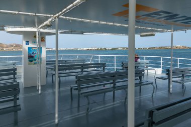 Feribot, Antiparos, Cyclades Archipelago, Yunanistan - 28 Eylül 2020: Antiparos adasına giden feribot. Gemidekiler..