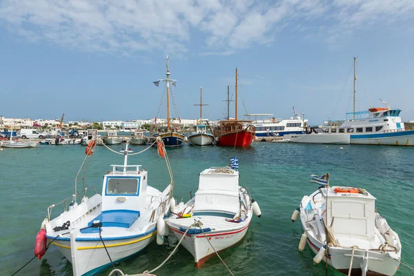 ギリシャのアンティパロス島 2020年9月28日 ボートと帆船が港の埠頭に係留された 白の伝統的建造物 — ストック写真