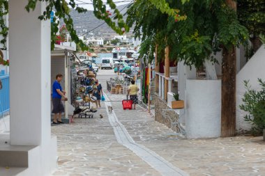 Antiparos Limanı, Antiparos Adası, Yunanistan - 28 Eylül 2020: Eski şehrin Dar Caddesi. Geleneksel, geniş mimari ve beyaz eklemli taş bir yol..