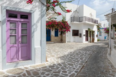 Antiparos Limanı, Antiparos Adası, Yunanistan - 28 Eylül 2020: Eski şehrin Dar Caddesi. Geleneksel, geniş mimari ve beyaz eklemli taş bir yol..