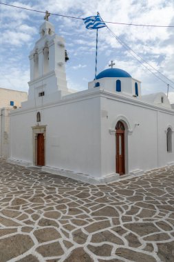 Antiparos 'un merkezindeki Aziz Niklas Kilisesi manzarası. Mavi kubbeli geleneksel beyaz bina.