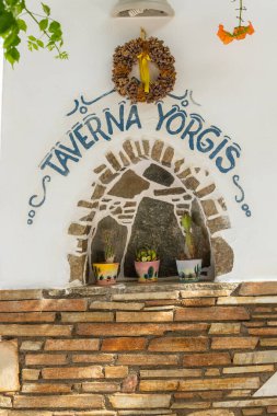 Antiparos Adası, Yunanistan - 28 Eylül 2020: Antiparos Adası 'ndaki popüler tatil beldesinde restoranı olan beyaz villaların görüntüsü. Cyclades Takımadası.