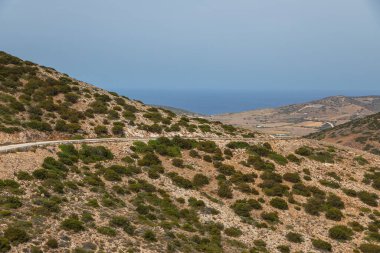 Ege Sahili ve tepelerinin manzarası, Antiparos Adası, Yunanistan.