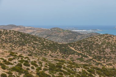 Ege Sahili ve tepelerinin manzarası, Antiparos Adası, Yunanistan.