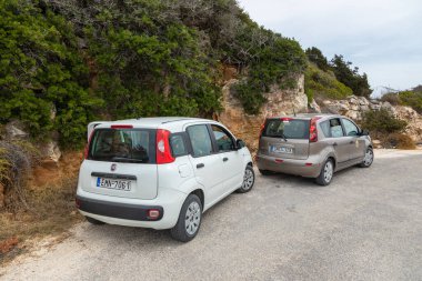 Antiparos Adası, Yunanistan - 28 Eylül 2020: Yola park edilmiş iki araba, beyaz Fiat Panda ve kahverengi Nissan Note.