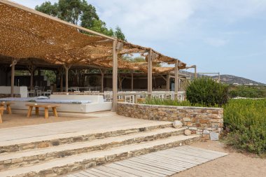 Antiparos Adası, Yunanistan - 28 Eylül 2020: Yerel, deniz kenarı restoranları. Denize bakan masalar..