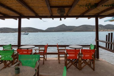 Antiparos Adası, Yunanistan - 28 Eylül 2020: Yerel, deniz kenarı restoranları. Denize bakan masalar..