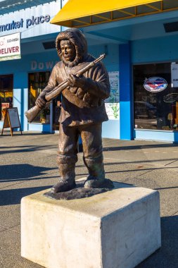 Anchorage, Alaska, ABD - 30 Eylül 2016: Alaska Gaziler Müzesi önünde bir askerin bronz heykeli. Şehir merkezinde.