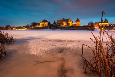 Malbork Kalesi. Avrupa 'nın en büyük şatosu aynı zamanda Malbork' taki Tötonik Düzen Şatosu olarak da bilinir. Pomeranya Voyvoda 'sı, Polonya.