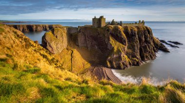 13. yüzyıl Dunnottar Şatosu 'nun kalıntıları, ortaçağ kalesi. Aberdeenshire, Stonehaven, İskoçya, İngiltere. Güneşli sabah.