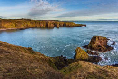 Dunnottar Kalesi 'ndeki uçurum ve sahil manzarası. Stonehaven, Aberdeenshire, İskoçya, Birleşik Krallık.